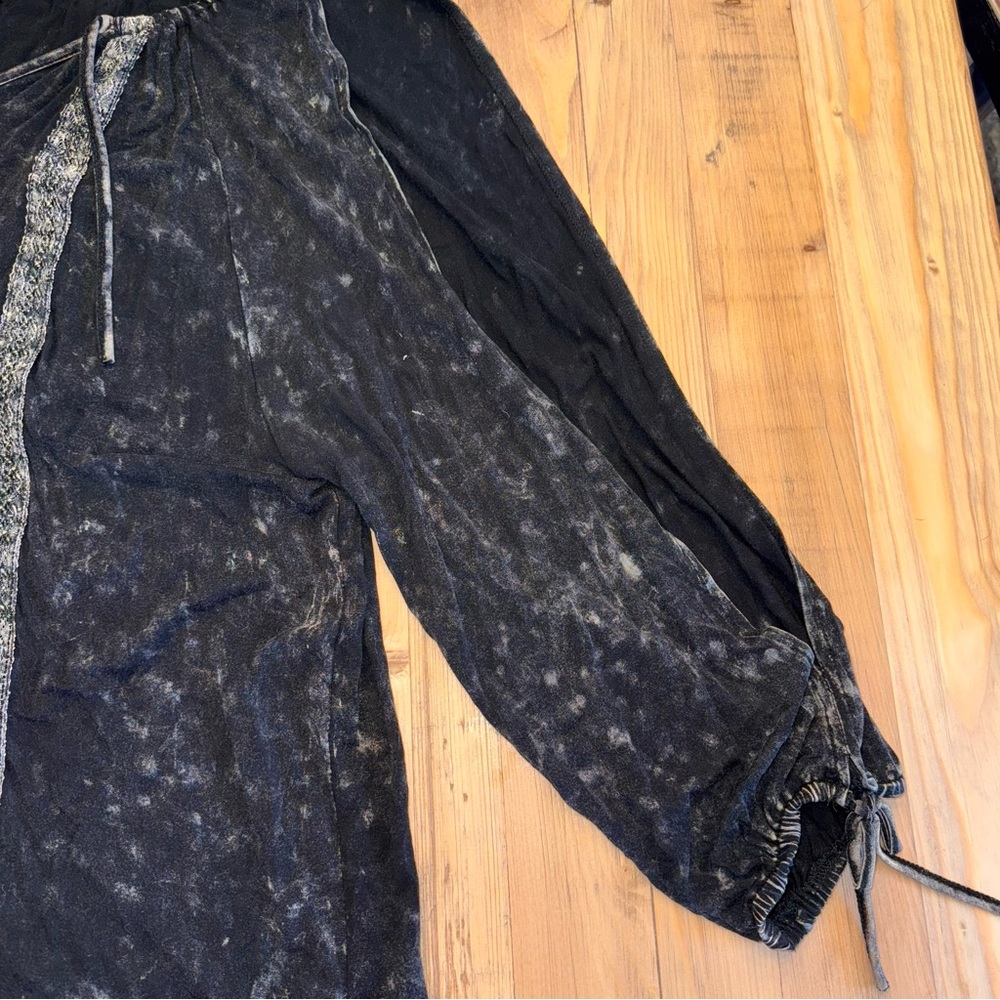 POL Black Mineral Wash Slit Sleeve Top Size L - Picture 3 of 5